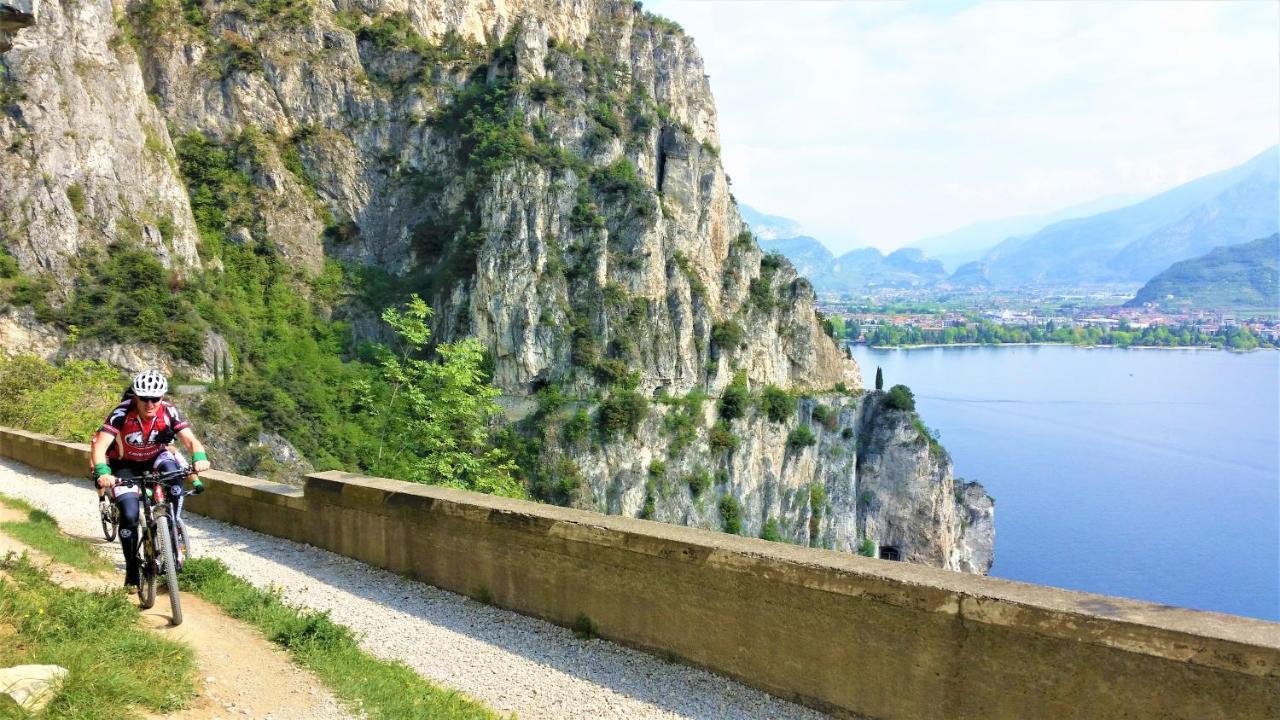 Green relax apartment Riva del Garda Buitenkant foto